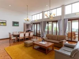 Family Only Amazing City View Villa - De Reiz Firen Syariah