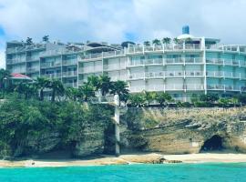 Tranquil Oceanside: Pools & Direct Beach Access, ξενοδοχείο σε Lowlands