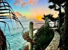 Tranquil Oceanside: Pools & Direct Beach Access