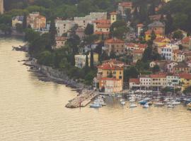 Sea View Suite With King Bed, 150Mbps WiFi And Patio Swing, hotel in Kastav