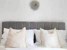 Romantic 3 Bedroom Apartment 150m from the beach & free parking spot