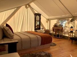 Gorgeous Glamping Tent with a Fire Pit near Umpqua National Forest, Oregon, luxusní stan v destinaci Idleyld Park