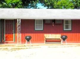 Table Rock Lake Glamping Stay in Branson, Missouri, хотел в Бренсън