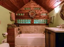 Charming Appalachian Mountain Cabin for Glamping near the Nantahala River