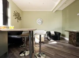 Modern Comfort 4 Bedrooms and Great Location