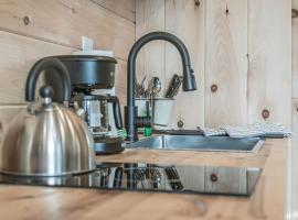 Charming Micro Home Escape: Unforgettable Glamping Experience in Colorado, hotel v destinaci Grand Junction