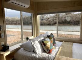 Luxury Tiny Home in Colorado, Ideal for Romantic Getaways to Grand Junction, hotel v destinaci Grand Junction