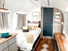 Sleek, Modern Airstream in Grand Junction, Ideal for Colorado Glamping Escapes, hotel v destinaci Grand Junction