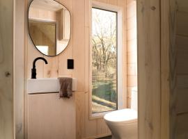 Secluded, Dog Friendly Tiny House on the Hudson River, near Saratoga Springs, hotel v destinaci Corinth
