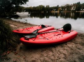 Rustic, Pet Friendly Cabin on the Hudson River, Perfect for a Glamping Weekend in the Adirondacks, hotel v destinaci Corinth