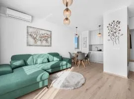 Sunny, Brand New, Luxury Apartment