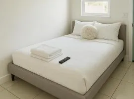 Modern Home - Termpurpedic Queen bed, Laundry, Free Parkging, EV Tesla