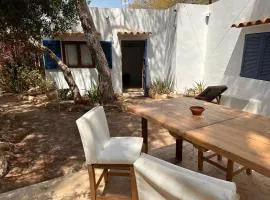 Studio Migjorn, immerso nel verde a pochi passi dal mare