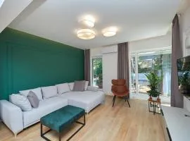 n17 Garden - Parking - WorkDesk - Blackout Rolls- Netflix - Wash&Dry