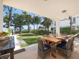 Exclusiva Villa Saturn en Primera Línea de Playa en Alcudia con Jacuzzi, Hotel in Alcúdia