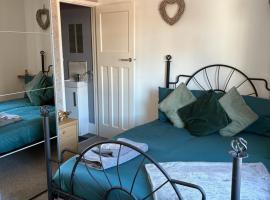 Valeries House 4 Bed 2 Bath close to beach, hotel v destinaci Gorleston-on-Sea