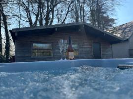 The Little Lodge is a cosy luxury hideaway.., hotel com banheiras de hidromassagem em Gaerwen