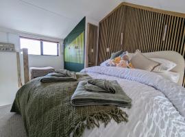 TinyTin home on the ocean, cabin in Brighton & Hove