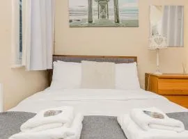 Large & comfortable room in a vintage Victorian house