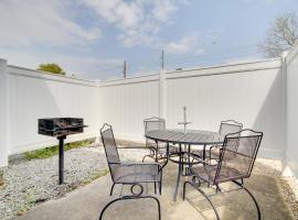 Less Than Half Mi to Gulf Biloxi Condo with Patio!, hotel di Biloxi