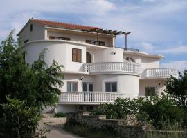 Apartments Sunshine Milin, hotel v destinaci Jezera