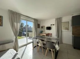 Maison Duplex avec Terrasse, 2 Chambres, Piscines et Parking - FR-1-382-19