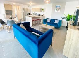 Chez Pablo, maison avec jardin et parking priv&eacute;, hytte i Reims