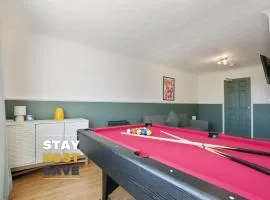 Stupton House, Large 3 Bed House that Sleeps 8 with Full Size Pool Table & FREE Parking - Hosted by Stay Host Save