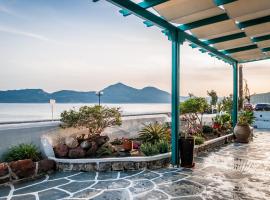 Seaside Apartments, hotel perto de Papikinou Beach, Adamas