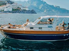 AIR OF SEA ON BOAT โรงแรมในซาแลร์โน