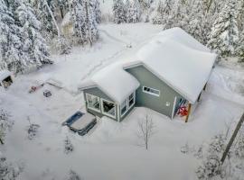 Chalet La Chouette with Private Spa Access to Ouareau Forest, hôtel à Notre-Dame-de-la-Merci