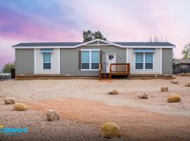 Desert Tracks Family Getaway Hot Tub and Patio, Hotel in Kanab