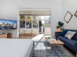 Stunning Huge Studio, Sunny terrace with Parking