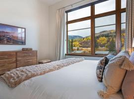 LUXE Riverfront Mountain Retreat Walk to Gondola, hôtel à Avon