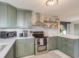 Charming Central Denver Bungalow With Hot Tub，位于丹佛的酒店