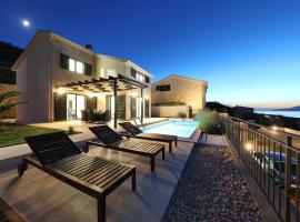 Mediterranean villa with pool, beach, panoramic view - by TRAVELER tourist agency Krk - ID 2509, hotel a Vinjerac (Castel Venier)