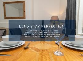 Free Parking, 4 King Bedroom Townhouse, Fast WIFI, Fully Equipped Kitchen, 15 min drive to Nissan, 20 min to Newcastle Sunderland, Ideal for Long Term Contractor etc Stays, Regular Housekeeping Option - Dwellcome Home Ltd - See Our Site for Assurance, hotel v destinaci South Shields