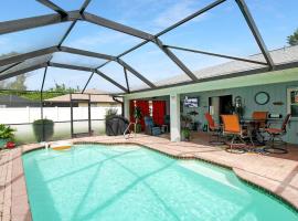 Enjoy Family Fun In This 2BR 2BA Englewood Pool Home, Hotel in Englewood