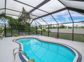 Relaxing pool home in Englewood - Awake Zone, Hotel in Englewood