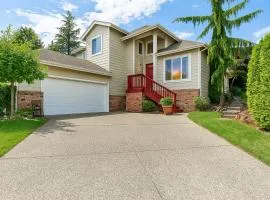 Entire house with Four Bedrooms, Hot Tub, BBQ, Private Backyard, FREE WiFi and Parking, near Seattle, EV