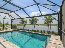 Serene lakefront pool home in Lorraine Lakes - Coral Paradise