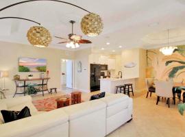 2BR Condo On Venice Island - Minutes To Beaches，位于威尼斯的酒店