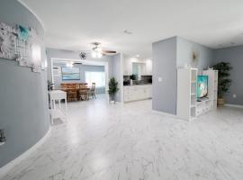 Gorgeous 3 BR home minutes from Siesta Key - Edgewater Bungalow，位于萨拉索塔的酒店