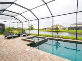 Exquisite waterfront 3BR pool home in Lorraine Lakes