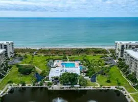 Charming 2 BR Longboat Key condo with ocean view