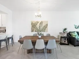Stylish lakefront villa with all of the amenities - Near Beaches - Hibiscus Haven