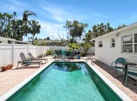 Beautiful pool home in the historic village of Longboat Key - Close to beach
