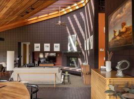 Architects Dream Home - Secluded Mountain Retreat, hotel v destinaci Golden