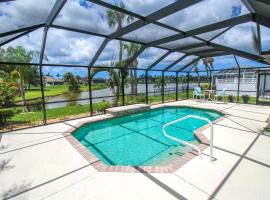 Bright & Airy Canal-Front Retreat With Pool, Hotel in Rotonda West