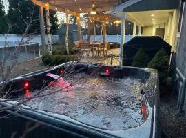 Year-Round Private Jacuzzi - Peaceful Fenced Yard